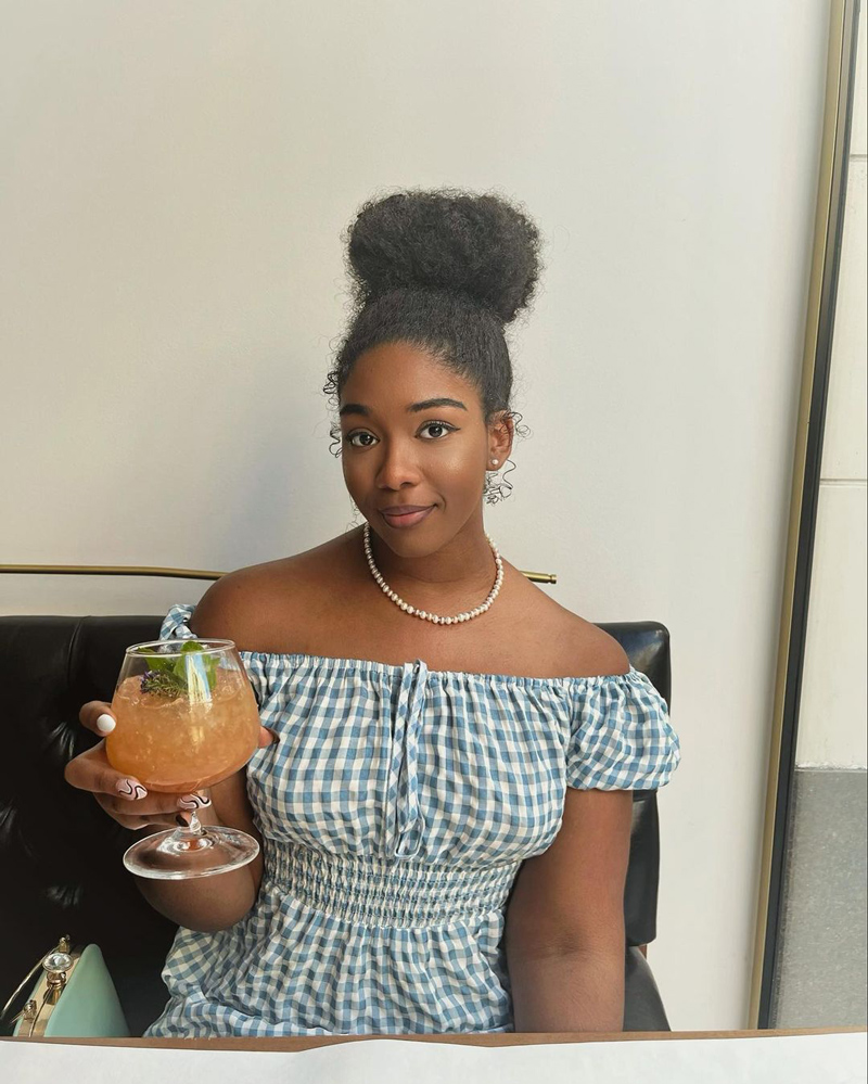 @curlynchic Two photos: group of volunteers with Mariposas Sin Fronteras, and volunteers doing yardwork